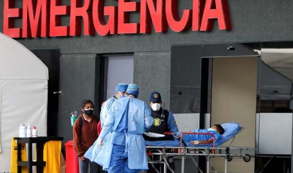 Vista de la entrada de la unidad de emergencia con pacientes covid-19 en Quito (Ecuador), en una fotografía de archivo. EFE/José Jácome